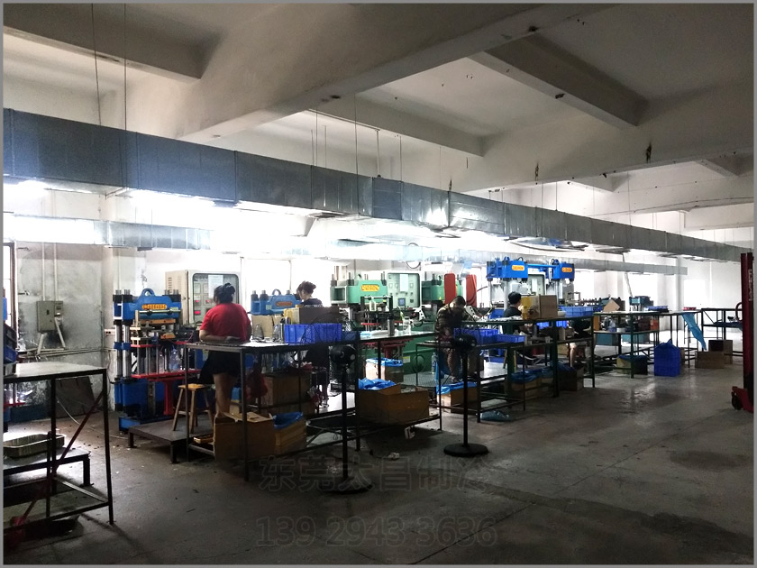 樟木頭吸盤廠車間降溫工程,環(huán)保空調(diào),車間降溫,大型空調(diào),廠房降溫,潤東方環(huán)?？照{(diào)